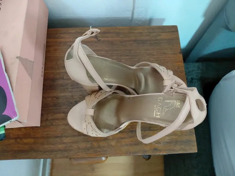 Sandalias de tacón alto beige elegantes - 2