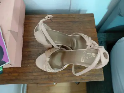 Sandalias de tacón alto beige elegantes - miniatura 2