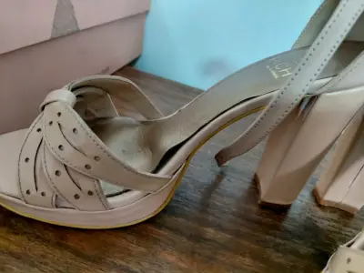 Sandalias de tacón alto beige elegantes - miniatura 4
