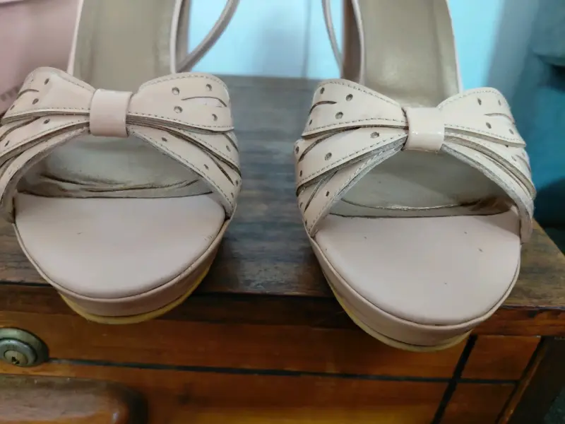 Sandalias de tacón alto beige elegantes - 5