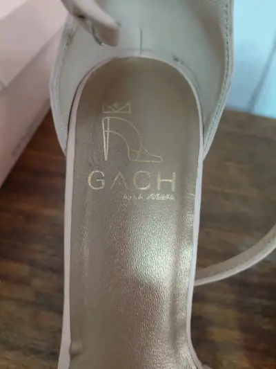 Sandalias de tacón alto beige elegantes - miniatura 6