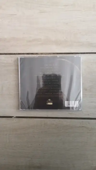 CD de música 'Nail Below Nail' en buen estado - miniatura 2