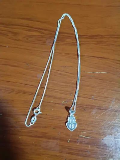 Collar de plata con dije de la U - miniatura 1