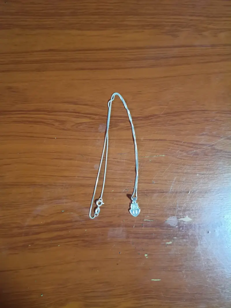Collar de plata con dije de la U - 3