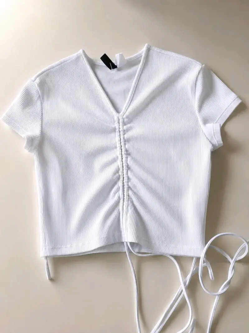 Polera blanca con fruncido delantero