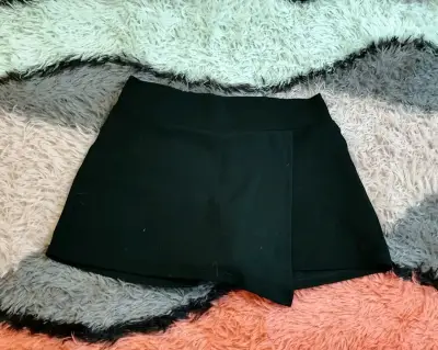 Falda pantalón negra para mujer - miniatura 1