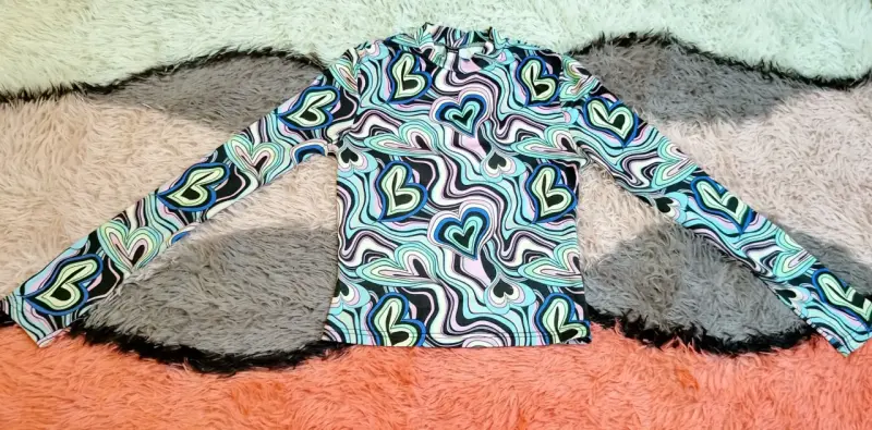 Polera estampada de corazones multicolor