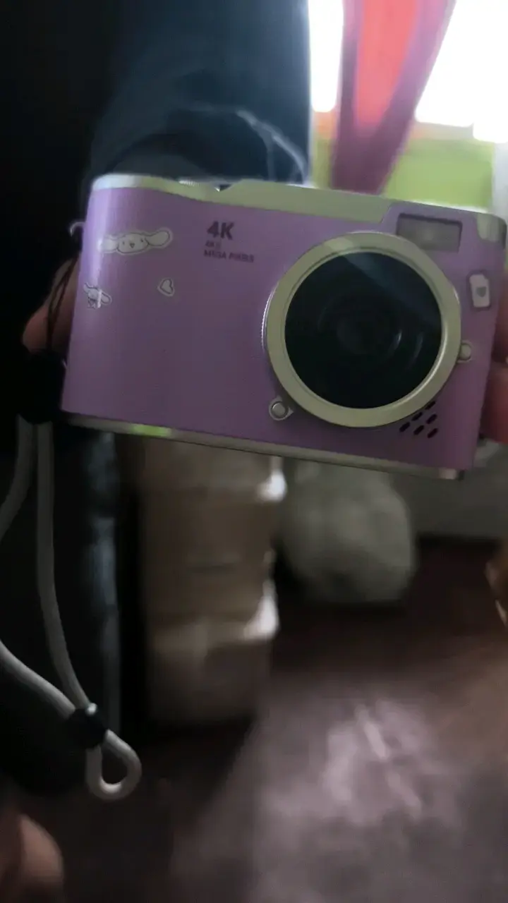 Cámara digital 4K color lila con pantalla abatible - 1