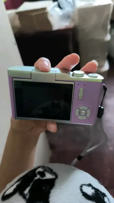 Cámara digital 4K color lila con pantalla abatible - miniatura 2
