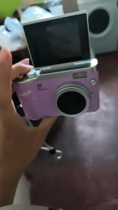 Cámara digital 4K color lila con pantalla abatible - miniatura 3