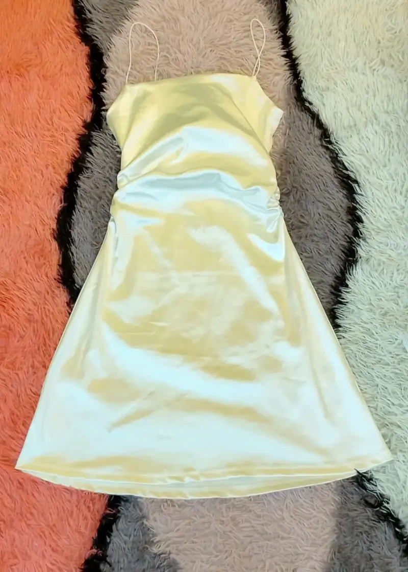 Vestido satinado amarillo elegante - 1