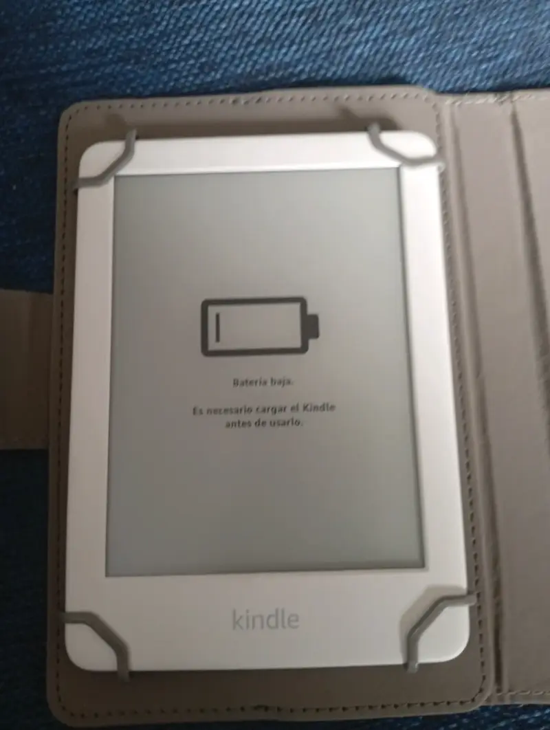 Kindle con funda protectora en buen estado - 1