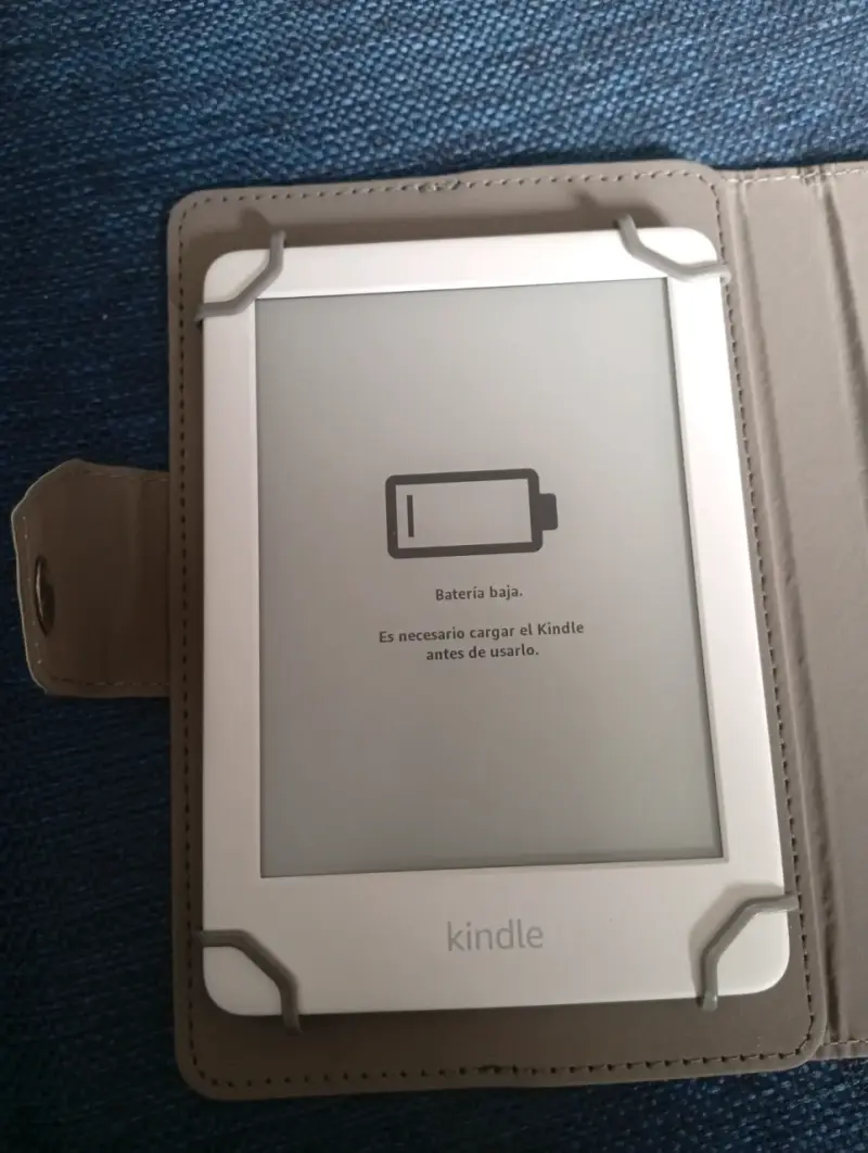 Kindle con funda protectora en buen estado - 2