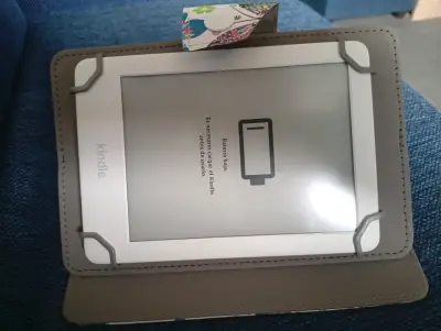 Kindle con funda protectora en buen estado - miniatura 3