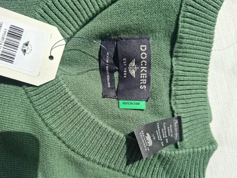 Suéter verde de hombre con cuello en V - 2