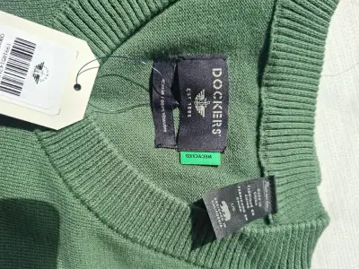 Suéter verde de hombre con cuello en V - miniatura 2