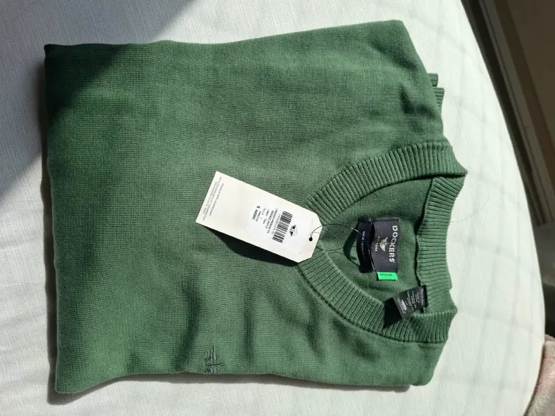 Suéter verde de hombre con cuello en V - 3