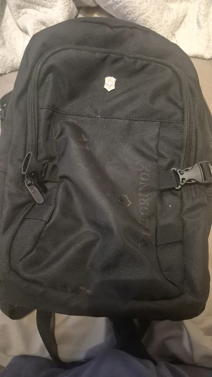 Mochila negra Victorinox con múltiples espacios - 1