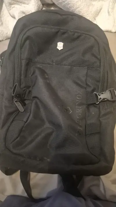 Mochila negra Victorinox con múltiples espacios - miniatura 1