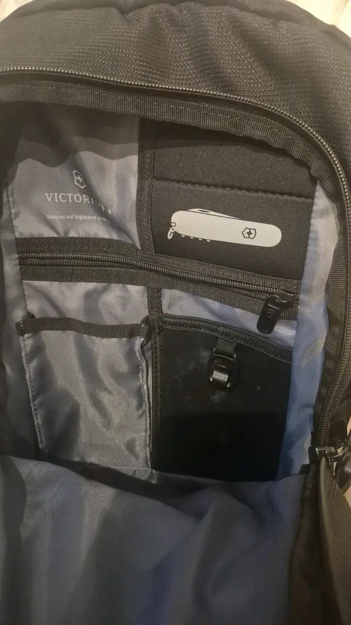 Mochila negra Victorinox con múltiples espacios - 3