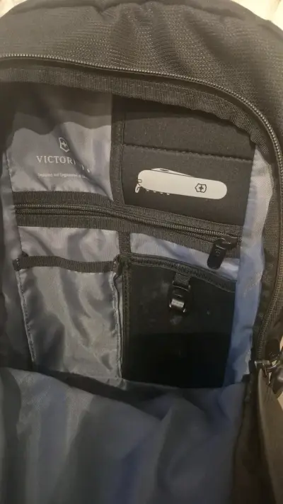 Mochila negra Victorinox con múltiples espacios - miniatura 3