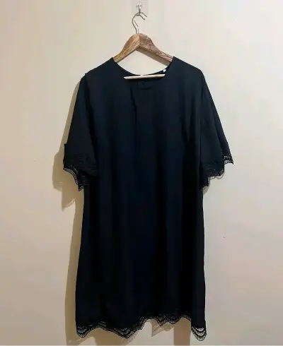 Vestido negro con encaje en mangas - miniatura 1