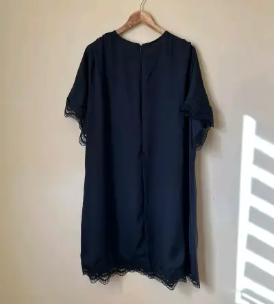 Vestido negro con encaje en mangas - miniatura 2