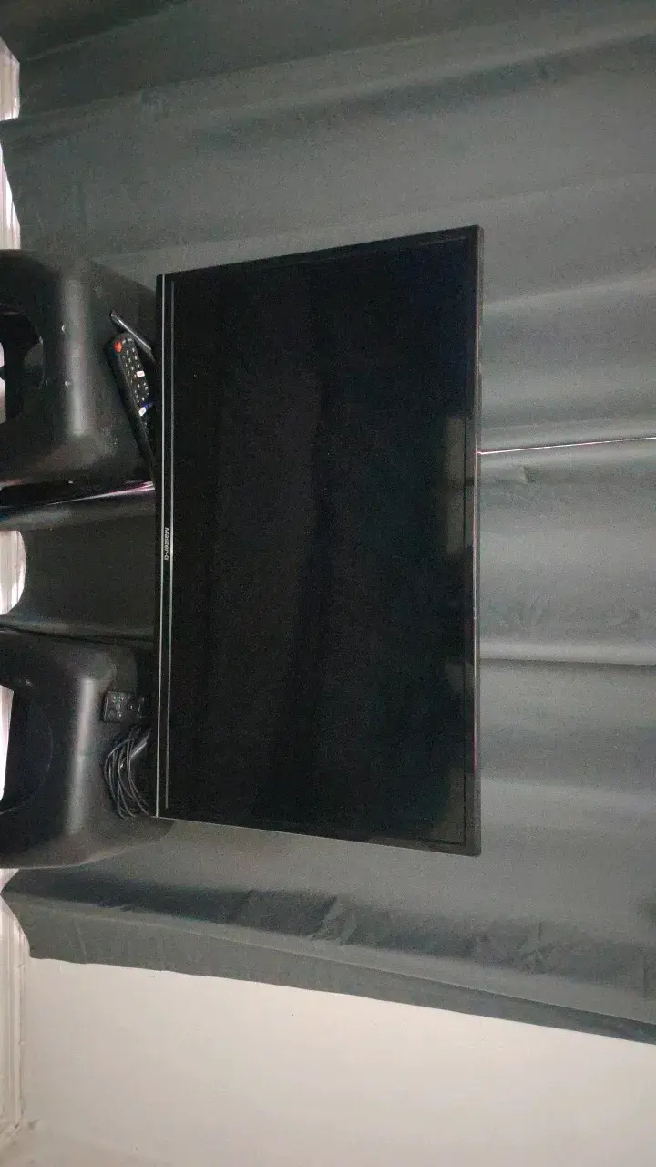 Televisor LED con control remoto - 1