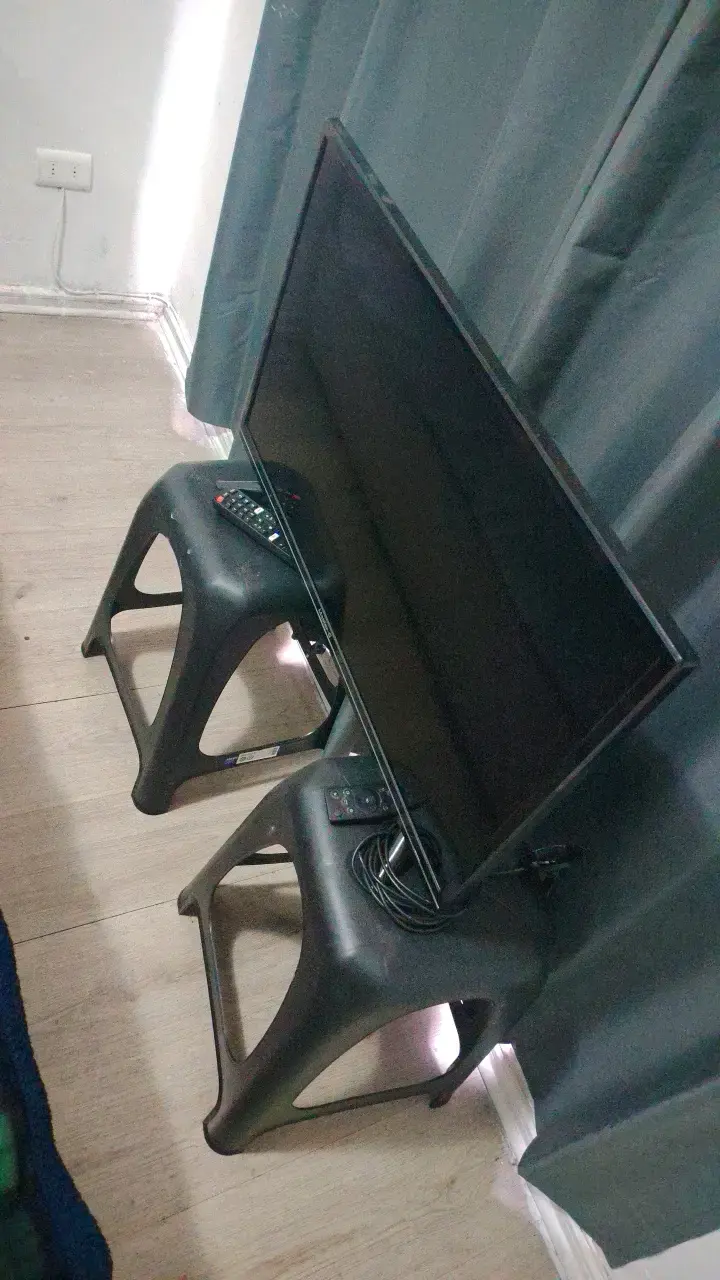 Televisor LED con control remoto - 2