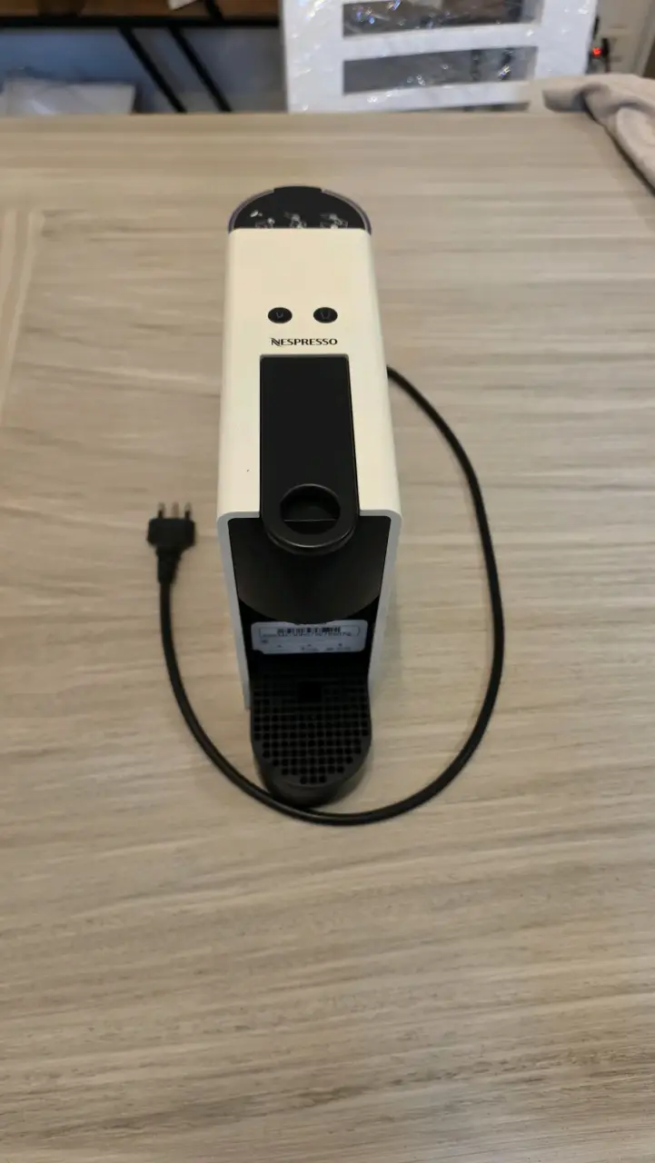 Cafetera Nespresso Essenza Mini con Aeroccino - 1