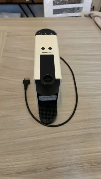 Cafetera Nespresso Essenza Mini con Aeroccino - miniatura 1