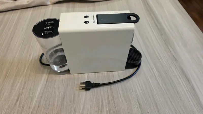 Cafetera Nespresso Essenza Mini con Aeroccino - 2