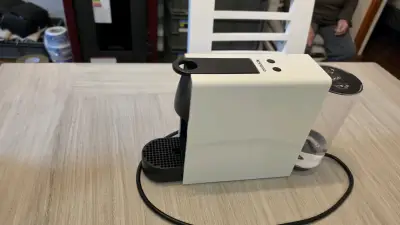 Cafetera Nespresso Essenza Mini con Aeroccino - miniatura 3