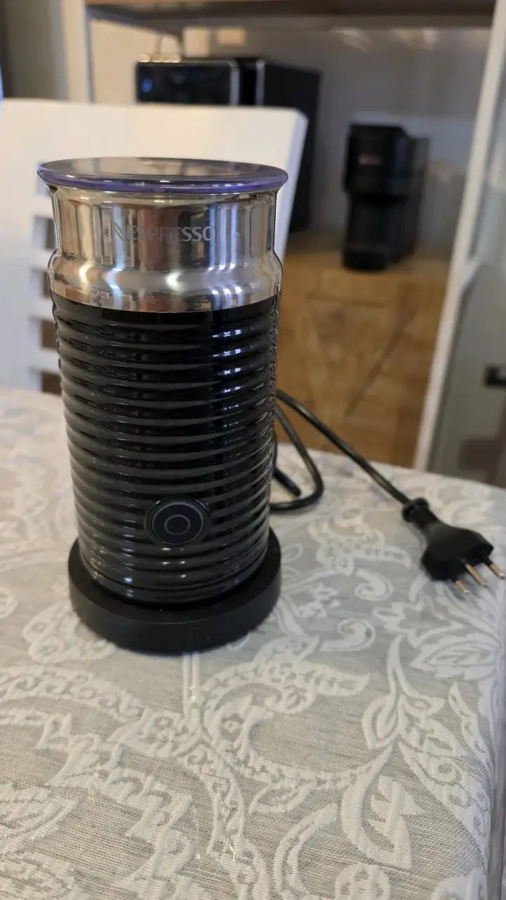 Cafetera Nespresso Essenza Mini con Aeroccino - 5