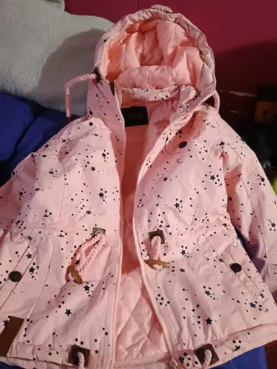 Chaqueta de invierno rosa con estrellas para niña - miniatura 2