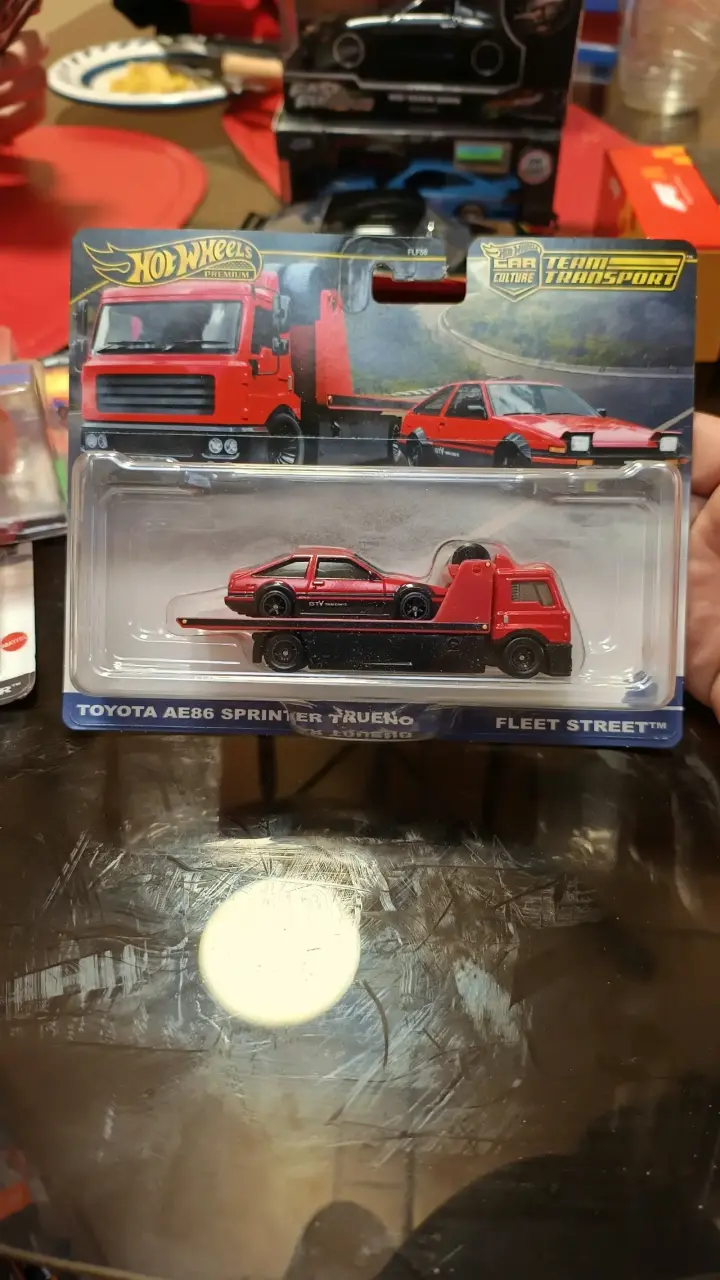 Toyota AE86 Sprinter Trueno en camión transpor