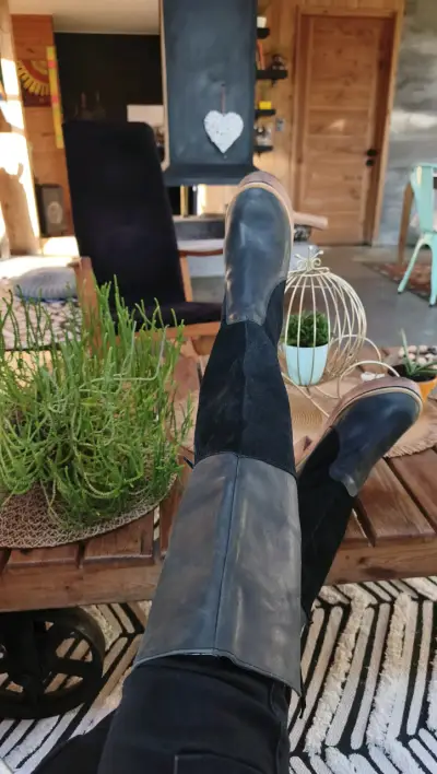 Botas de cuero negras con plataforma alta - miniatura 2