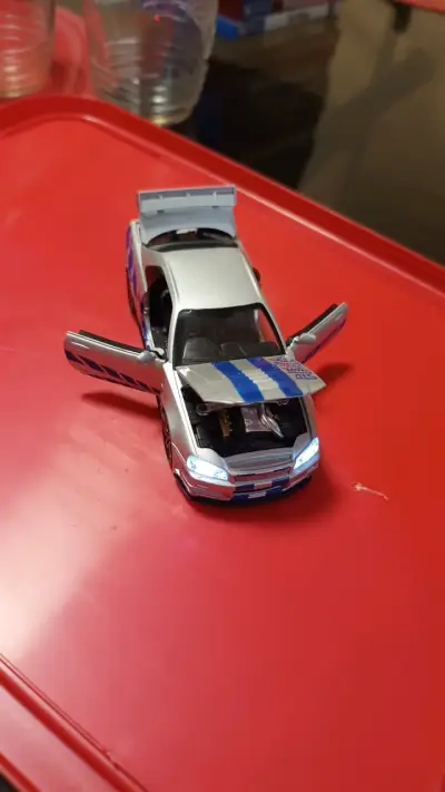Auto a escala Nissan Skyline GT-R con luces - miniatura 1