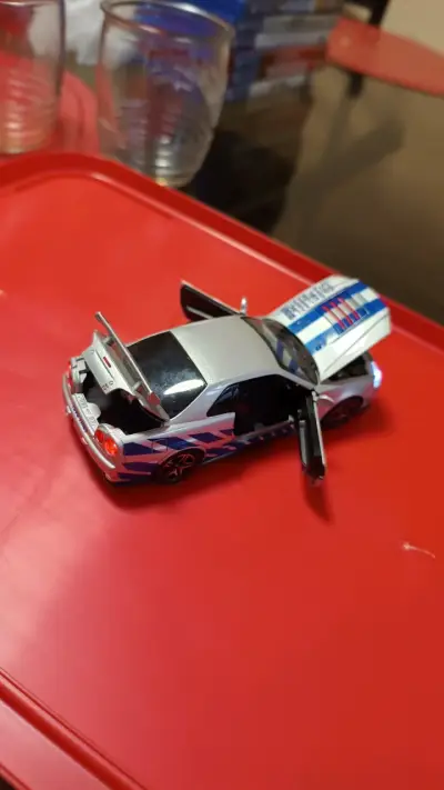 Auto a escala Nissan Skyline GT-R con luces - miniatura 2