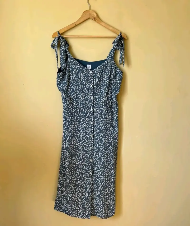 Vestido floral azul con tirantes ajustables - 1