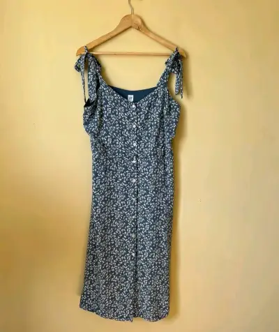 Vestido floral azul con tirantes ajustables - miniatura 1