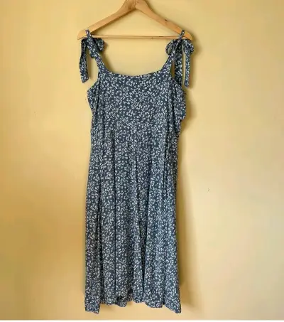 Vestido floral azul con tirantes ajustables - miniatura 2