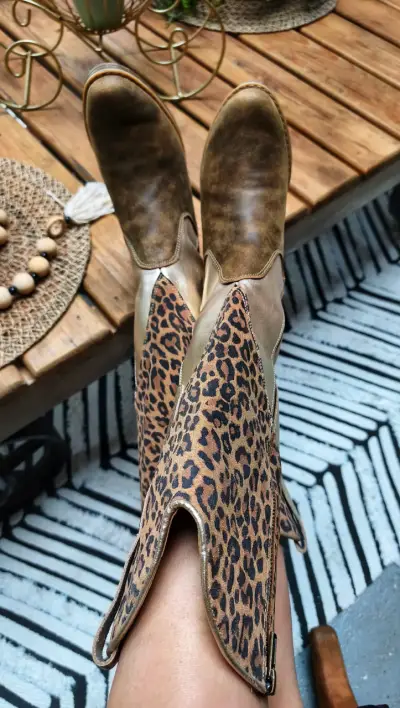 Botas vaqueras de cuero con estampado animal print - miniatura 2