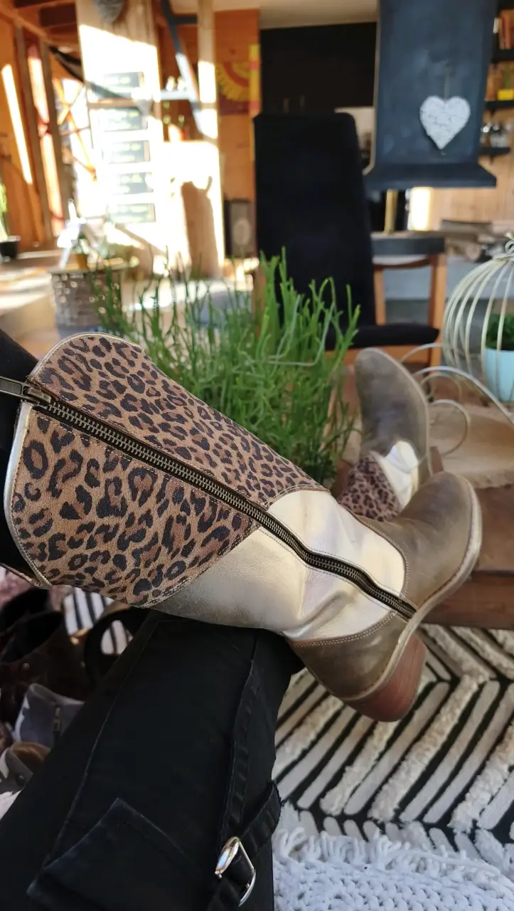 Botas vaqueras de cuero con estampado animal print - 3