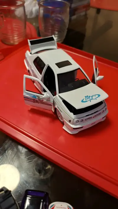 Auto a escala blanco con detalles deportivos - miniatura 1