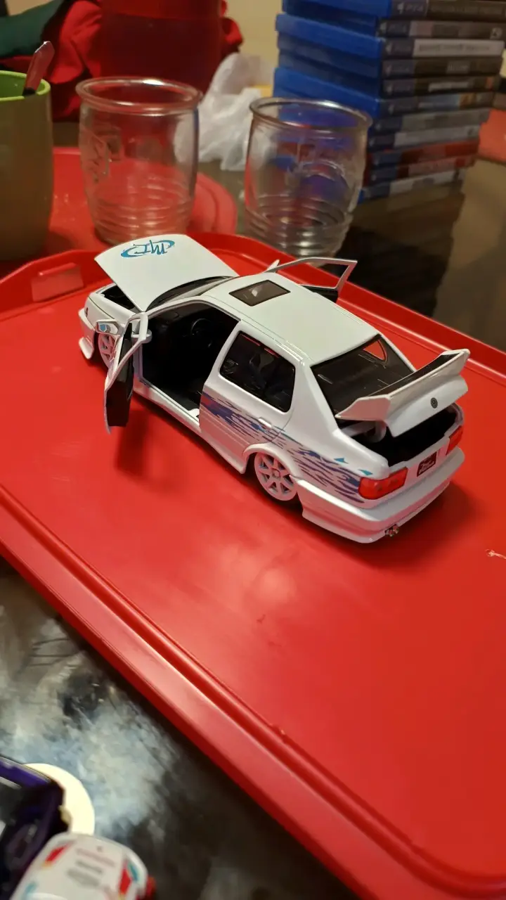 Auto a escala blanco con detalles deportivos - 2