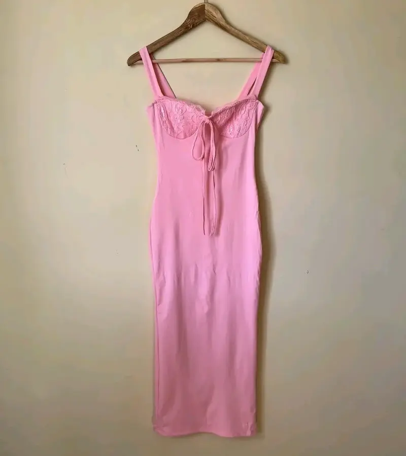 Vestido largo rosa con encaje - 1