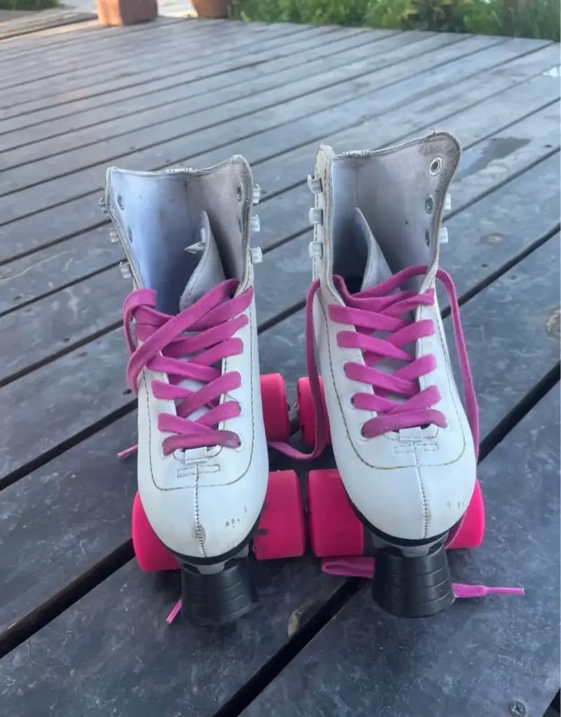 Patines de Cuatro Ruedas Blancos con Cordones Rosados - 1