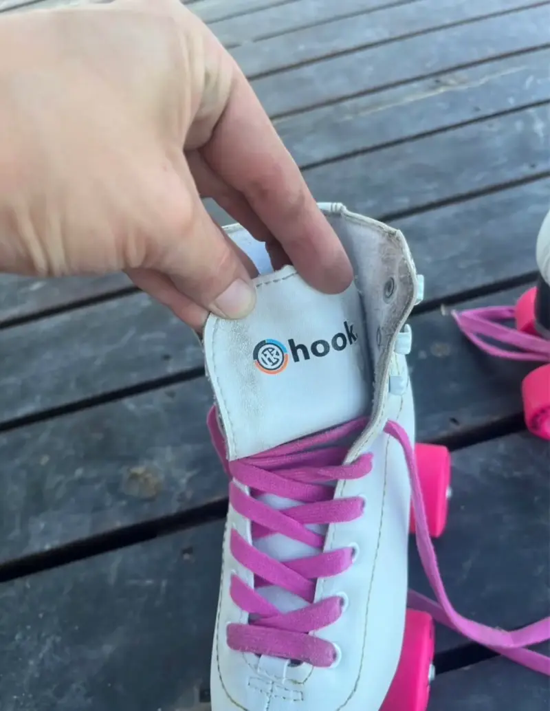 Patines de Cuatro Ruedas Blancos con Cordones Rosados - 2