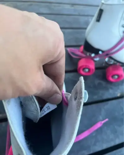Patines de Cuatro Ruedas Blancos con Cordones Rosados - miniatura 3